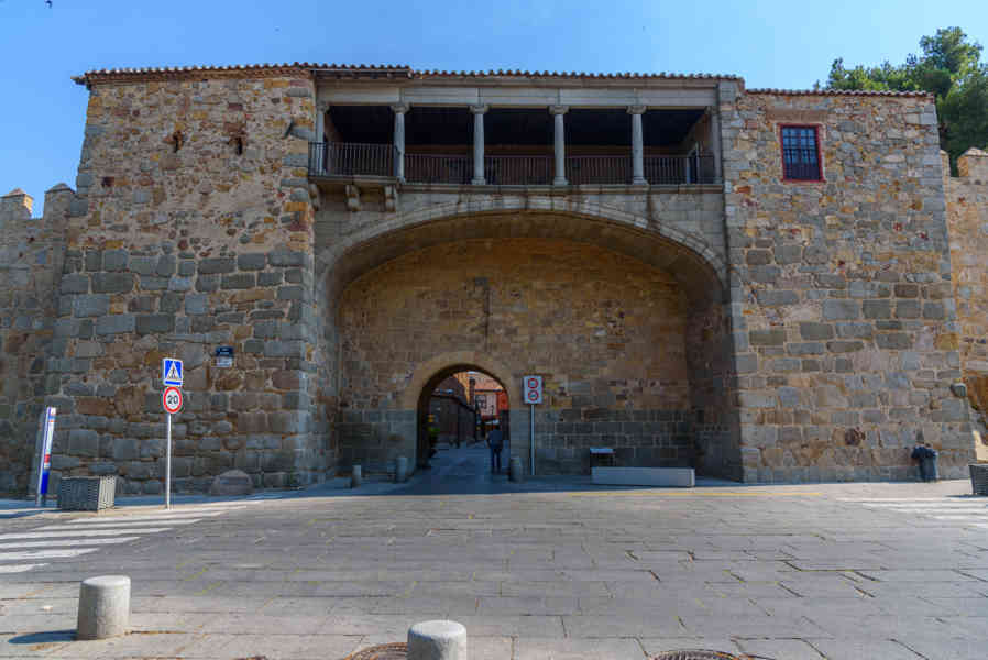 Ávila 101 - muralla - Arco del Rastro.jpg